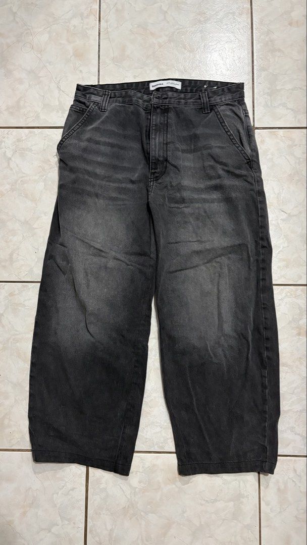 Bershka Grey Washed Wide Leg Jeans (Category: Jeans) located in Manila. Submitted by strangeee (Listing ID 1463470461, Image 1). Description: Bershka Grey Wide Leg Jeans - Size: EUR 40 / US 31 / MEX 31 - Lenght: 37 in - Fit: Wide Leg Rfs: Declutter.