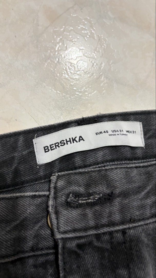 Bershka Grey Washed Wide Leg Jeans (Category: Jeans) located in Manila. Submitted by strangeee (Listing ID 1463470461, Image 2). Description: Bershka Grey Wide Leg Jeans - Size: EUR 40 / US 31 / MEX 31 - Lenght: 37 in - Fit: Wide Leg Rfs: Declutter.