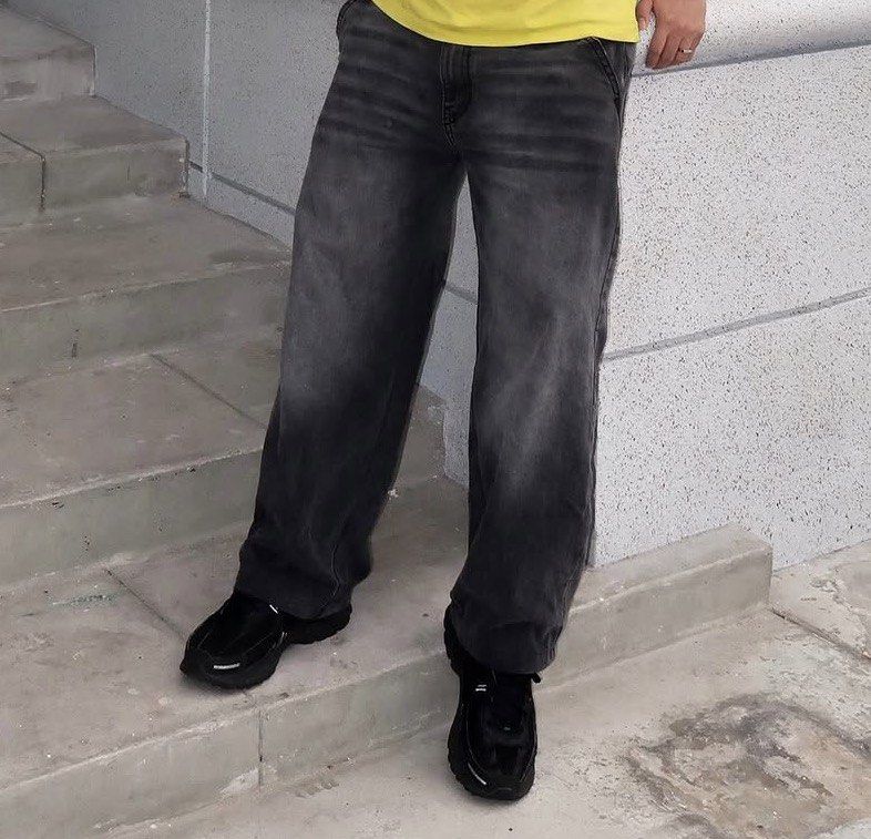 Bershka Grey Washed Wide Leg Jeans (Category: Jeans) located in Manila. Submitted by strangeee (Listing ID 1463470461, Image 3). Description: Bershka Grey Wide Leg Jeans - Size: EUR 40 / US 31 / MEX 31 - Lenght: 37 in - Fit: Wide Leg Rfs: Declutter.