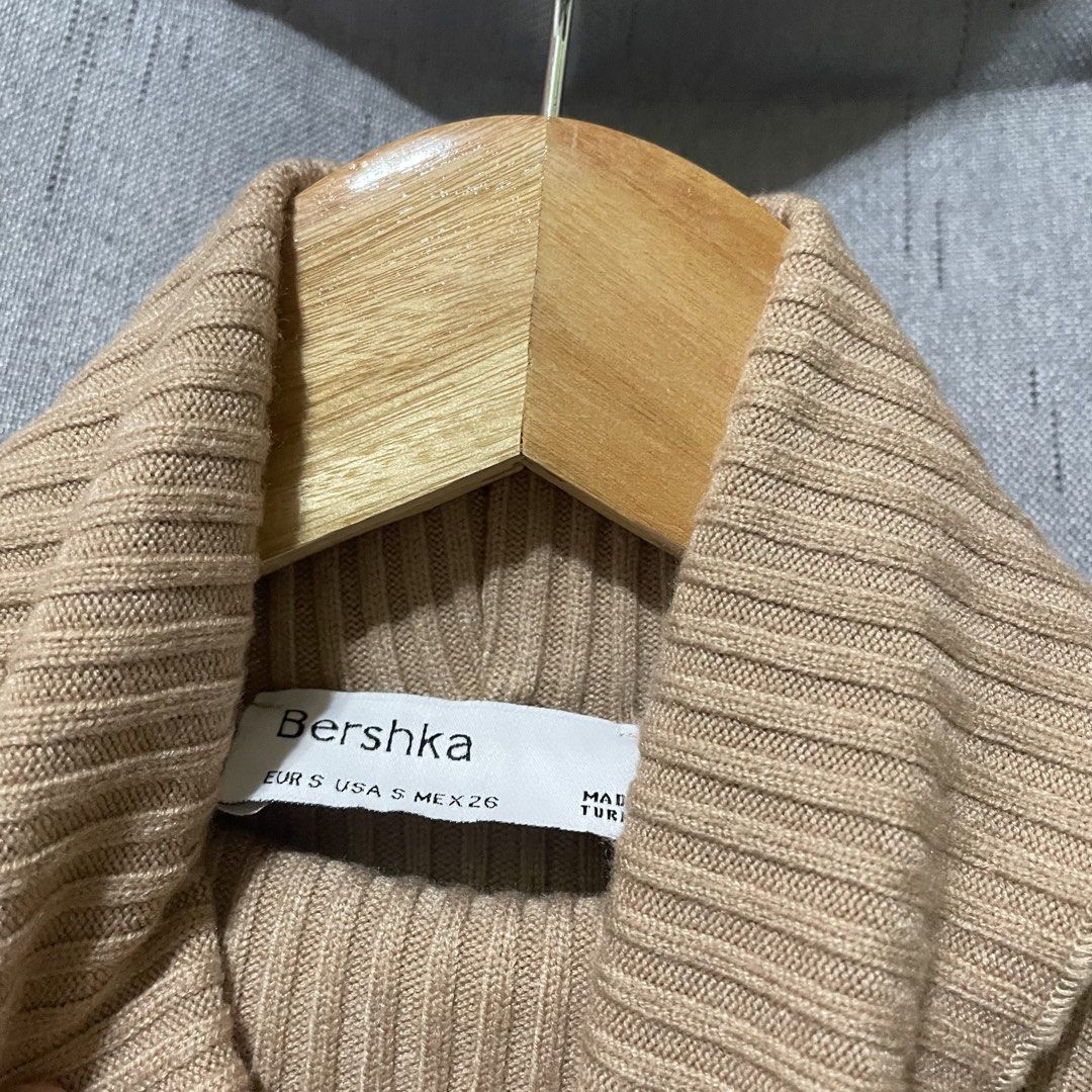 Bershka Ribbed Top (Category: Others Tops) located in Davao. Submitted by threadellebyhazel_davao (Listing ID 1463362236, Image 2). Description: Used once Details: 🌸 No when worn 🌸 Davao City 🌸 Shipping only - buyer will cater the shipping fee 🌸 Gcash-Maya-Bank transfer only.