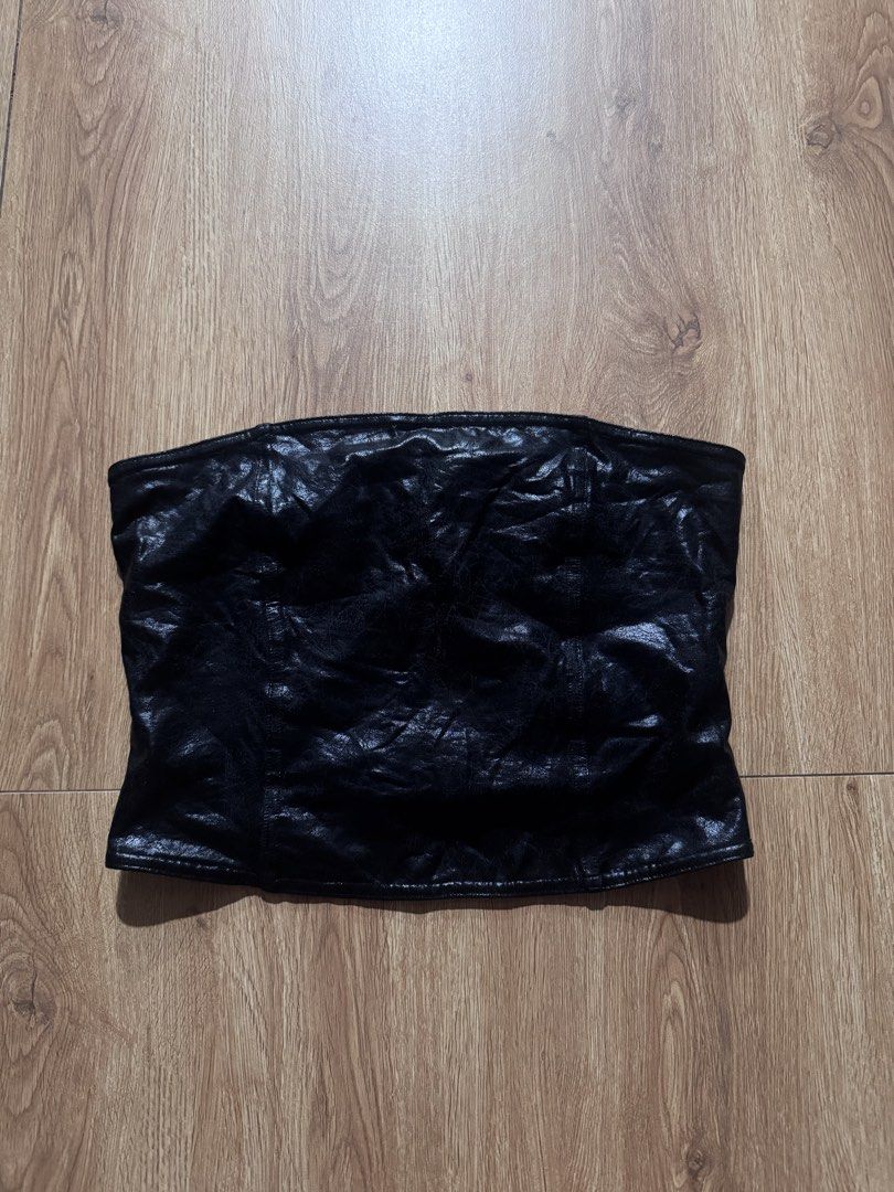 BERSHKA TUBE TOP BLACK (Category: Others Tops) located in Makati City. Submitted by sassywear.ph (Listing ID 1463474717, Image 1). Description: Perfect for night outs, med on tag but can fit small-medium frames. .