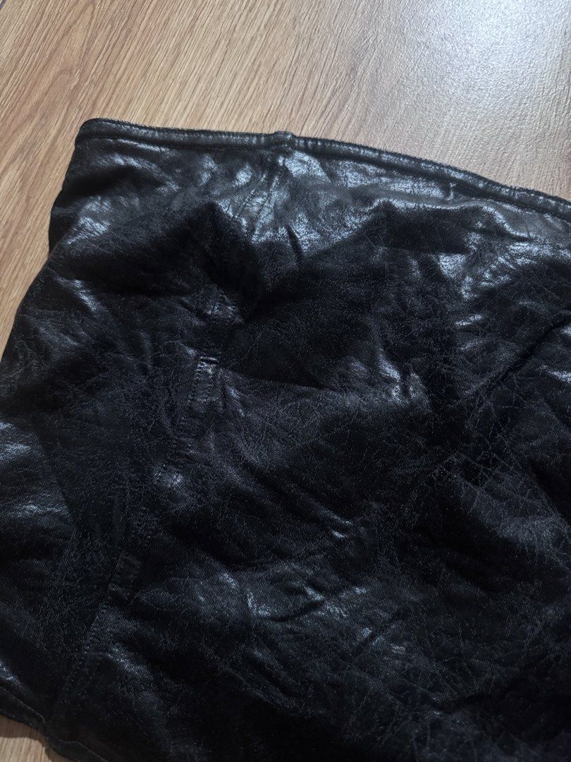 BERSHKA TUBE TOP BLACK (Category: Others Tops) located in Makati City. Submitted by sassywear.ph (Listing ID 1463474717, Image 2). Description: Perfect for night outs, med on tag but can fit small-medium frames. .