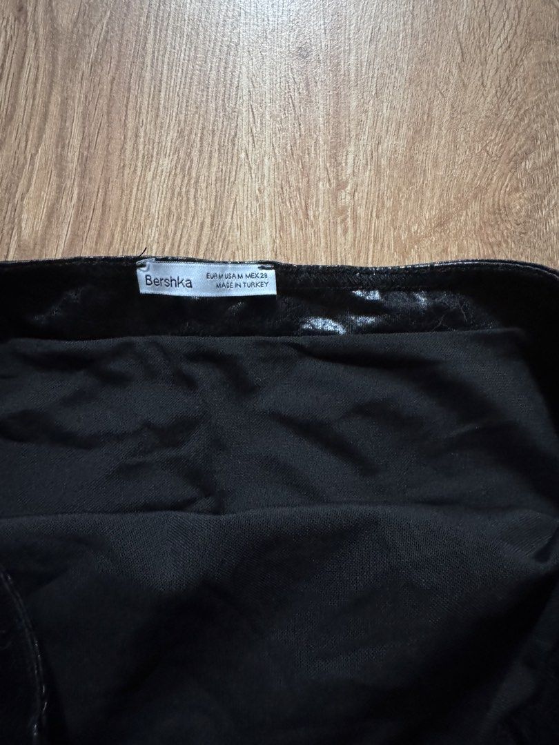 BERSHKA TUBE TOP BLACK (Category: Others Tops) located in Makati City. Submitted by sassywear.ph (Listing ID 1463474717, Image 3). Description: Perfect for night outs, med on tag but can fit small-medium frames. .