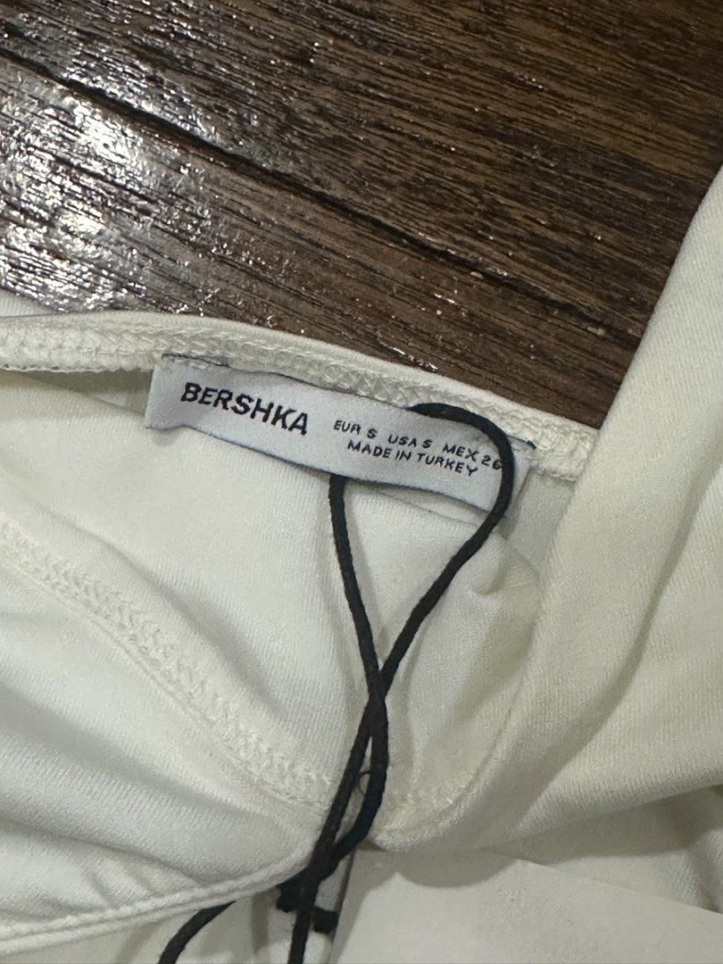 bershka white crop top (Category: Blouses) located in Quezon City. Submitted by wolfpink (Listing ID 1463460933, Image 3). Description: never worn still comes with tag price is negotiable just be reasonable :) mop: gcash or bdo mod: lalamove or j&t only 📍quezon city 🚨 no returns or refunds.