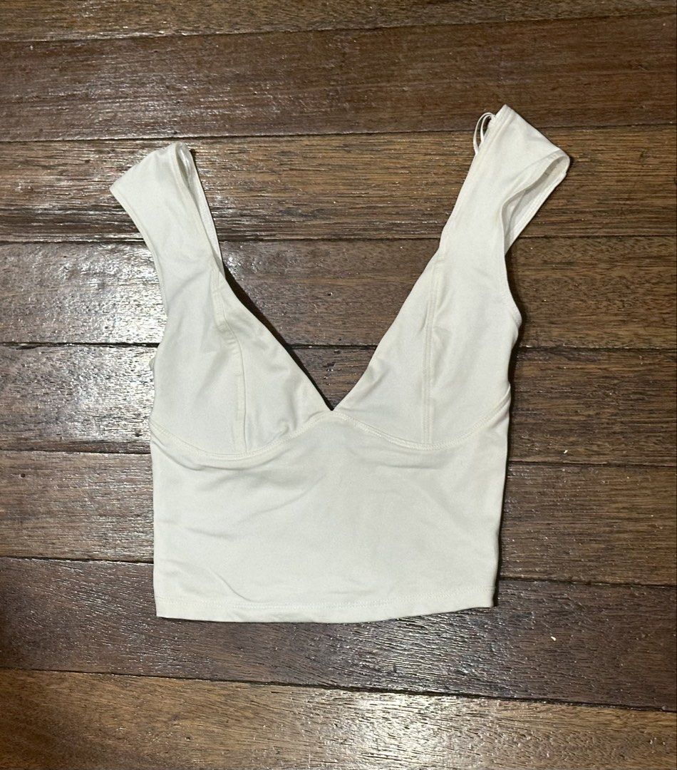 bershka white crop top (Category: Blouses) located in Quezon City. Submitted by wolfpink (Listing ID 1463460933, Image 1). Description: never worn still comes with tag price is negotiable just be reasonable :) mop: gcash or bdo mod: lalamove or j&t only 📍quezon city 🚨 no returns or refunds.