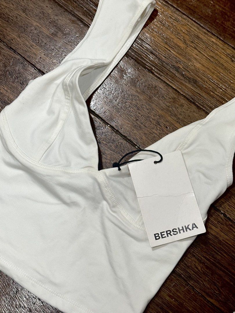 bershka white crop top (Category: Blouses) located in Quezon City. Submitted by wolfpink (Listing ID 1463460933, Image 2). Description: never worn still comes with tag price is negotiable just be reasonable :) mop: gcash or bdo mod: lalamove or j&t only 📍quezon city 🚨 no returns or refunds.