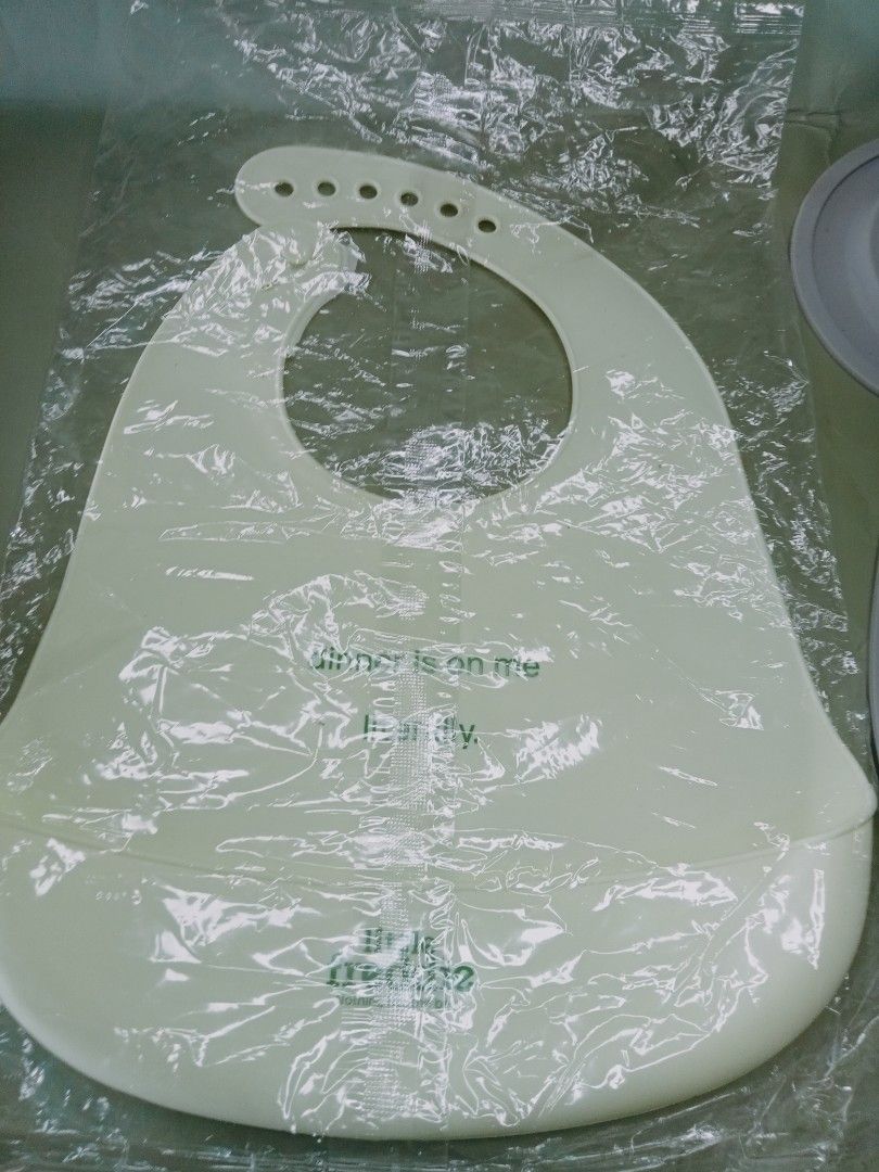 Bib and Toddler Feeder Set (Category: Weaning & Toddler Feeding) located in Rosario. Submitted by elysedeclutter (Listing ID 1463383517, Image 3). Description: .