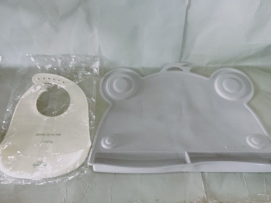 Bib and Toddler Feeder Set (Category: Weaning & Toddler Feeding) located in Rosario. Submitted by elysedeclutter (Listing ID 1463383517, Image 1). Description: .
