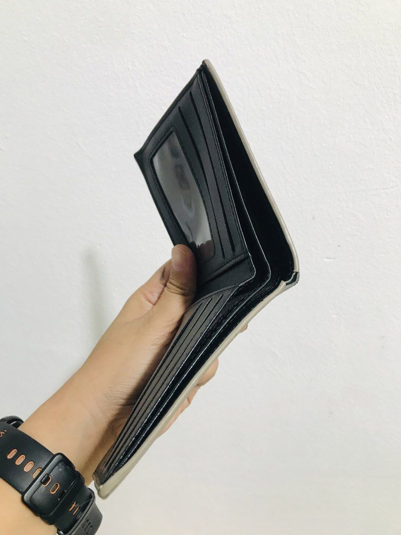 BIFOLD WALLET (Category: Wallets & Card Holders) located in Gamu. Submitted by 2022bagsbunny (Listing ID 1463390361, Image 3). Description: .
