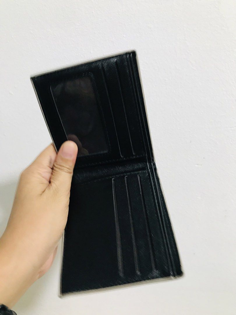 BIFOLD WALLET (Category: Wallets & Card Holders) located in Gamu. Submitted by 2022bagsbunny (Listing ID 1463390361, Image 2). Description: .