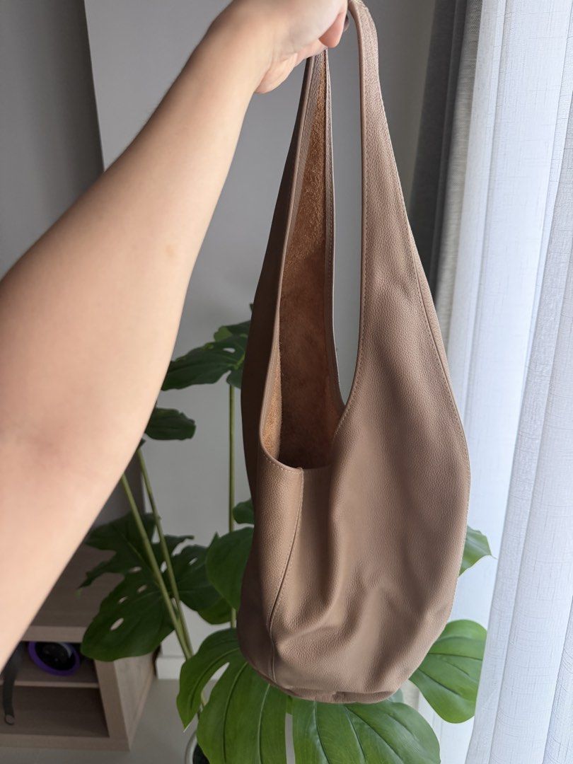 Big Bag Theory Tallulah Cream (Category: Shoulder Bags) located in Paranaque City. Submitted by declutterwithrs (Listing ID 1463329553, Image 3). Description: - Made from real leather, purchased around 5K from Big Bag Theory - Soft taupe leather hobo bag - Comfortable shoulder strap - Perfect everyday bag.