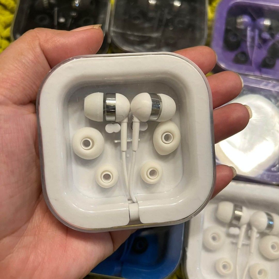 Billboard Earphones with Mic and Extra Ear Tips - Multiple Colors (Category: Earphones) located in Mangaldan. Submitted by ice_thrift_hub (Listing ID 1463443011, Image 3). Description: - Billboard earphones available in pink, black, white, and blue. - Built-in microphone for hands-free calls. - Comes with extra ear tips for a personalized, comfortable fit. - Enjoy great sound quality for your everyday listening needs..