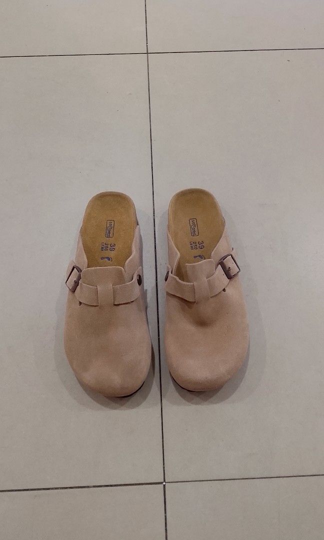 BIRKENSTOCK CLOGS SUEDE (Category: Slippers and slides) located in Iloilo. Submitted by skerittt (Listing ID 1463412090, Image 1). Description: BIRKENSTOCK CLOGS SUEDE SIZE 39 NO FLAWS.