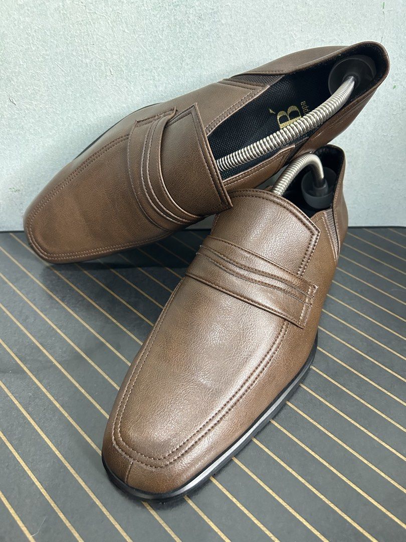 Bizppa Soft Brown Leather Shoes (Category: Casual Shoes) located in Quezon City. Submitted by jjsurplus_23 (Listing ID 1463510115, Image 1). Description: Made in Japan.