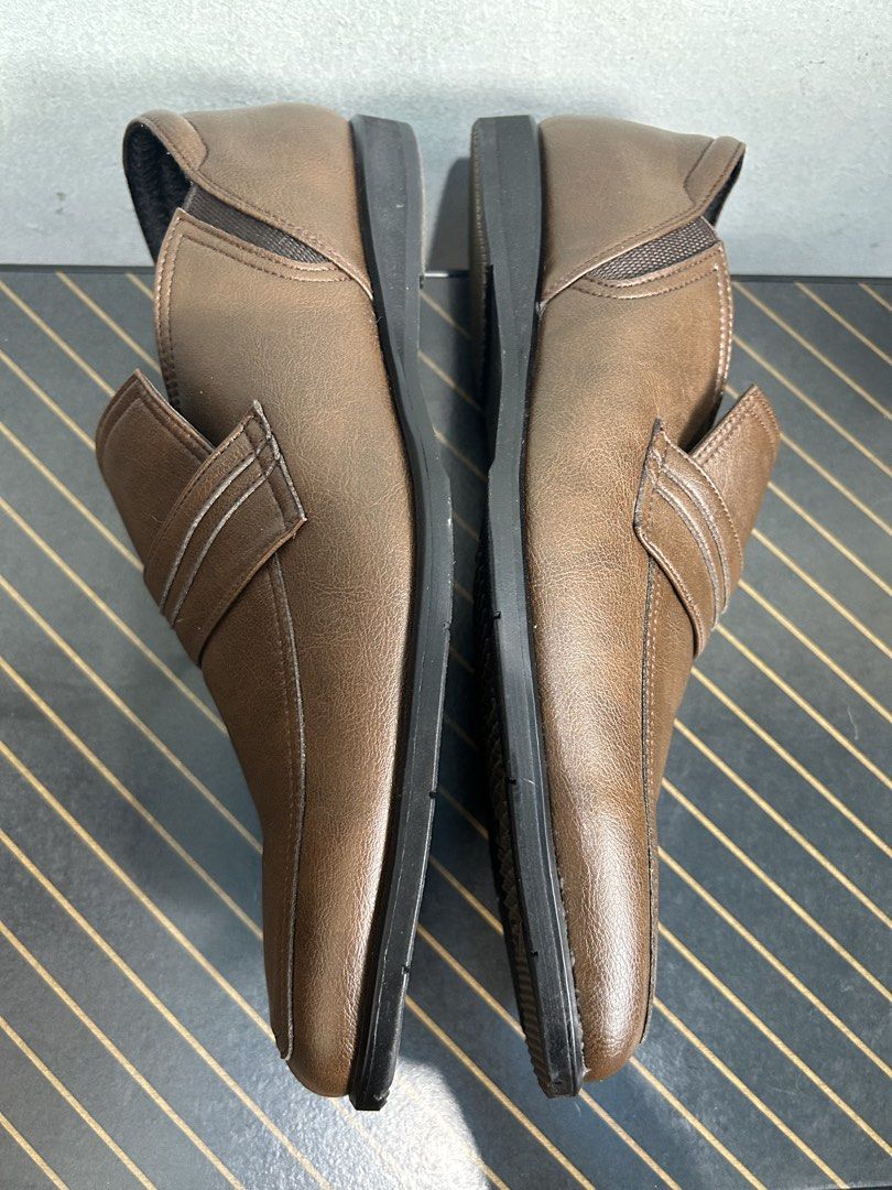 Bizppa Soft Brown Leather Shoes (Category: Casual Shoes) located in Quezon City. Submitted by jjsurplus_23 (Listing ID 1463510115, Image 3). Description: Made in Japan.