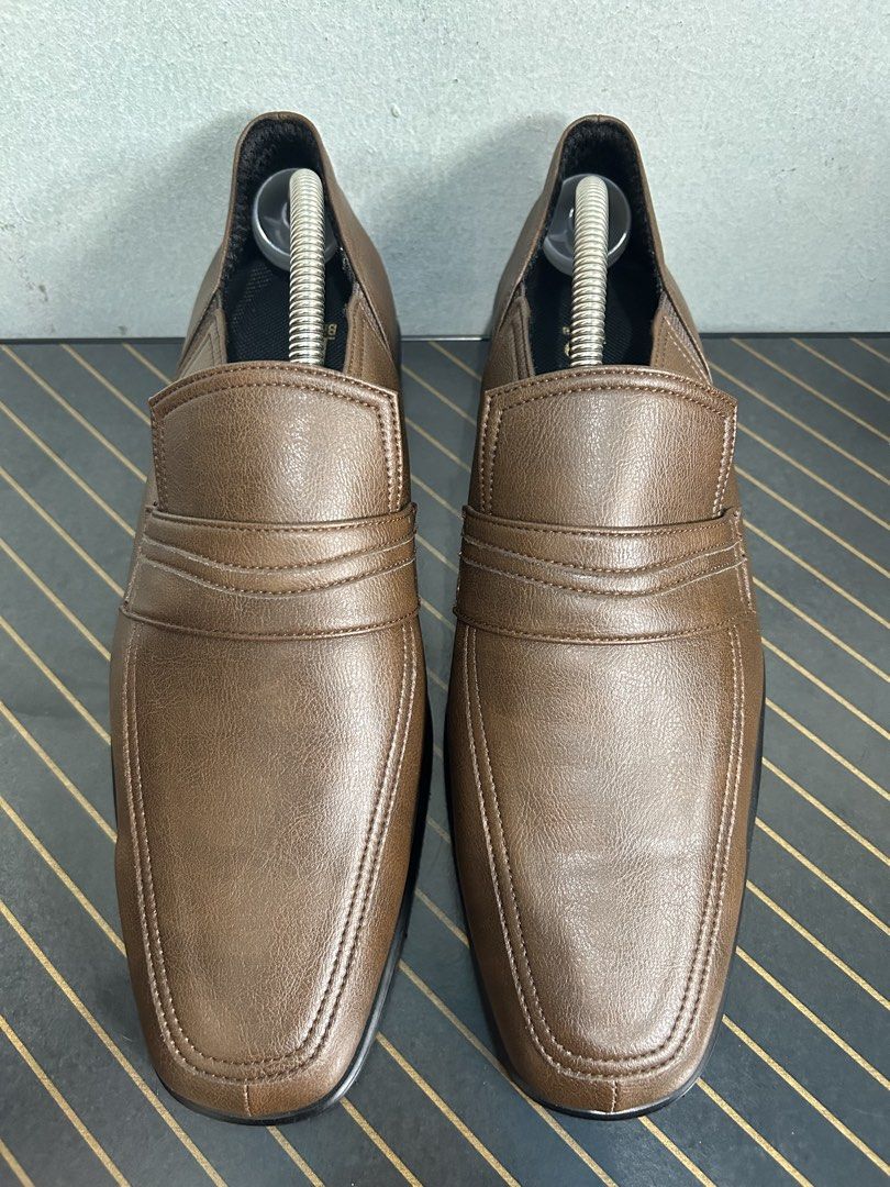 Bizppa Soft Brown Leather Shoes (Category: Casual Shoes) located in Quezon City. Submitted by jjsurplus_23 (Listing ID 1463510115, Image 2). Description: Made in Japan.