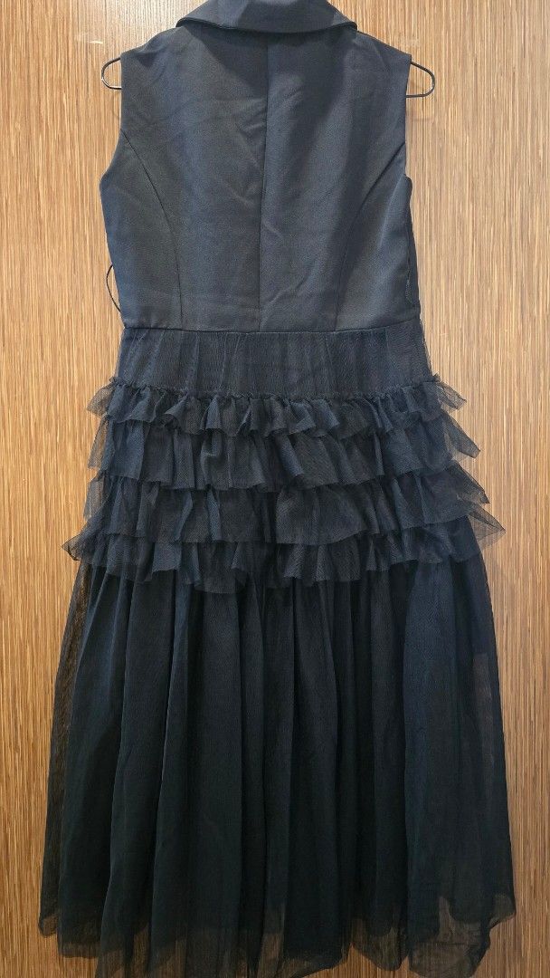 Black Blazer Dress (Category: Dresses) located in Cebu City. Submitted by kitty_12345_ (Listing ID 1463524840, Image 2). Description: - Elegant black blazer dress - Features delicate tulle ruffle detailing - Sleeveless design for a modern look - Convenient side button closure - Flattering midi length - Ideal for parties, events, or a stylish night out MOP: gcash, mari, maya, gotyme MOD: Lbc Meetup: Parkmall.