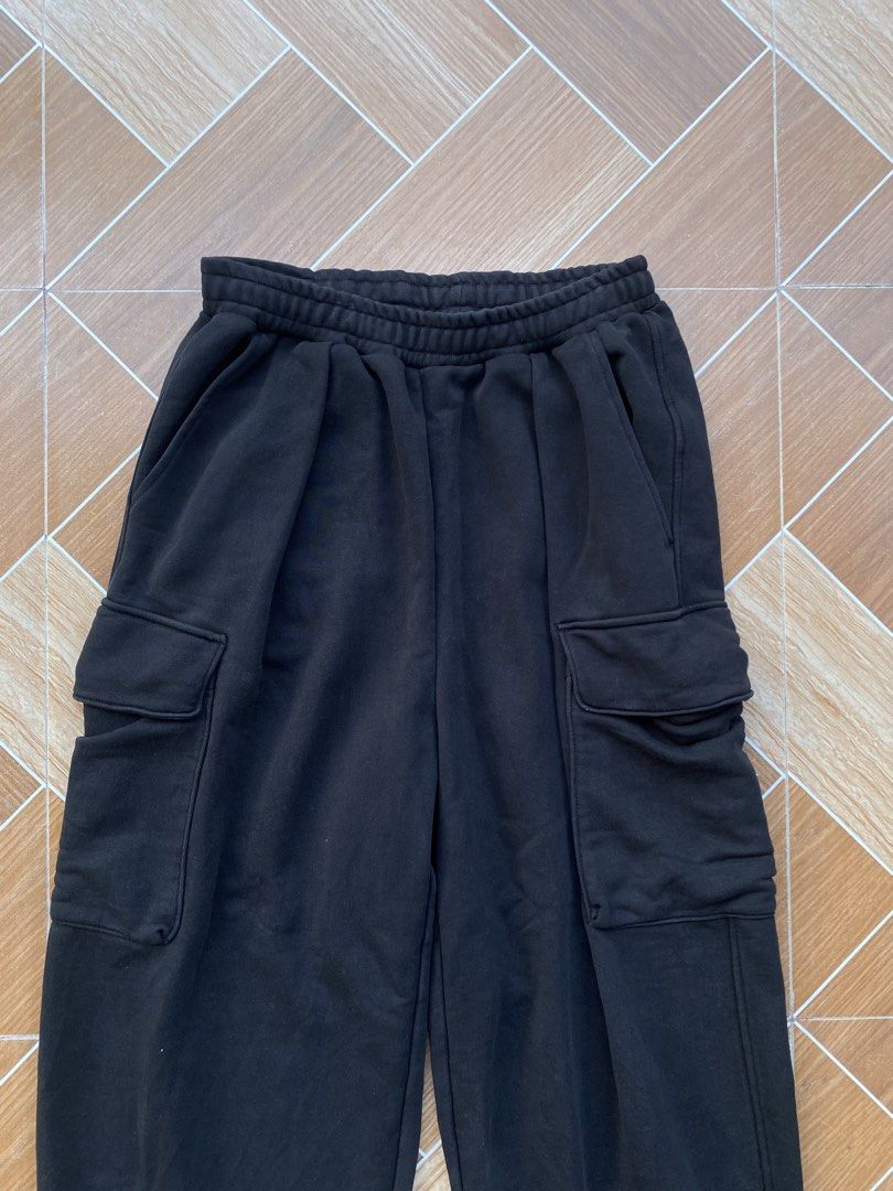 Black Cargo Sweatpants (Category: Other Bottoms) located in Davao. Submitted by thirdy.pfp (Listing ID 1463416213, Image 3). Description: Black Baggy Cargo Sweatpants 32-34 waistline 41 length 10 thighs 10 hem Excellent condi 500 - Black sweatpants - Cargo pockets on the sides - Elastic waistband and cuffs - One back pocket with a small tag - Comfortable and casual style - Great for everyday wear.