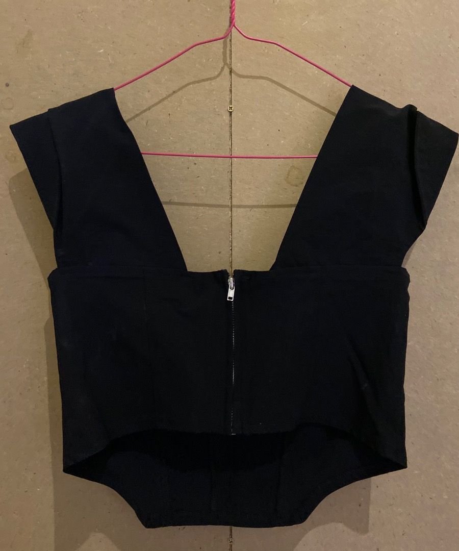H&M Black Corset Top with Zipper (Category: Others Tops) located in Naga. Submitted by romtrendz (Listing ID 1463527124, Image 1). Description: - Stylish black corset top - Functional front zipper for easy wear - Elegant off-the-shoulder design with short sleeves - Estimated size: Small to Medium (S/M) - Ideal for going out or dressing up occasions.