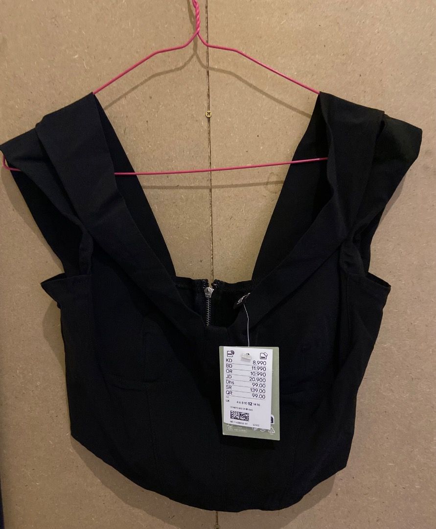 H&M Black Corset Top with Zipper (Category: Others Tops) located in Naga. Submitted by romtrendz (Listing ID 1463527124, Image 2). Description: - Stylish black corset top - Functional front zipper for easy wear - Elegant off-the-shoulder design with short sleeves - Estimated size: Small to Medium (S/M) - Ideal for going out or dressing up occasions.