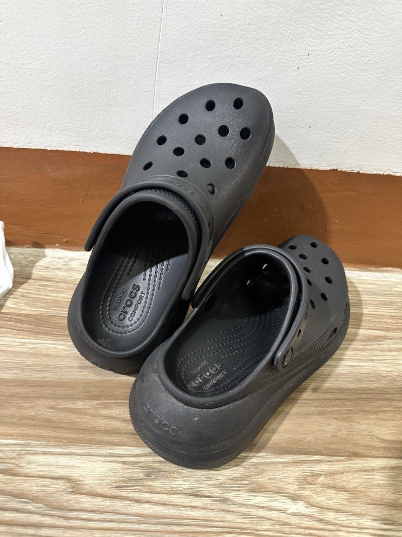 Black Crocs Platform Clogs (Category: Slippers and slides) located in Manila. Submitted by jls.01 (Listing ID 1463381840, Image 3). Description: - Otiginal Classic black Crocs clogs - Platform sole for added height - Easy slip-on design - Iconic Crocs Comfort for all-day wear - Versatile for casual outings and errands -5 times lang po nagamit, may konting slits lang po sa nagdugtungan pero keri pa po ipa-Mr. quickie ito, knowing crocs po sobrang 