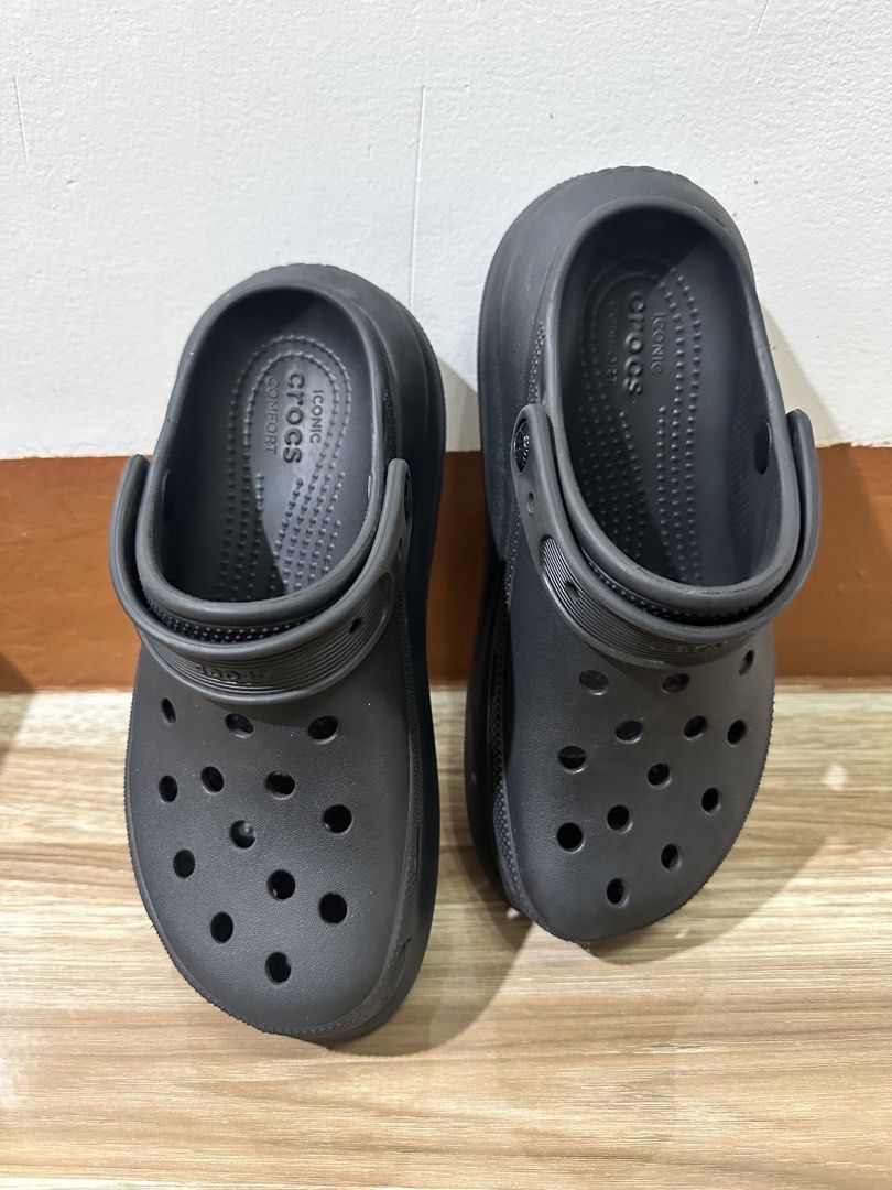 Black Crocs Platform Clogs (Category: Slippers and slides) located in Manila. Submitted by jls.01 (Listing ID 1463381840, Image 2). Description: - Otiginal Classic black Crocs clogs - Platform sole for added height - Easy slip-on design - Iconic Crocs Comfort for all-day wear - Versatile for casual outings and errands -5 times lang po nagamit, may konting slits lang po sa nagdugtungan pero keri pa po ipa-Mr. quickie ito, knowing crocs po sobrang 