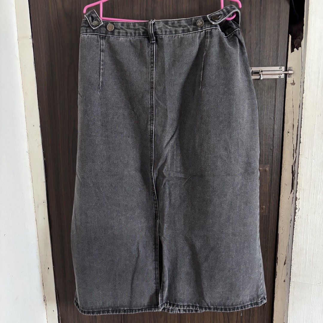 black denim maxi skirt (Category: Skirts) located in Caloocan City. Submitted by paucomputer (Listing ID 1463355302, Image 2). Description: w32-34 l30.