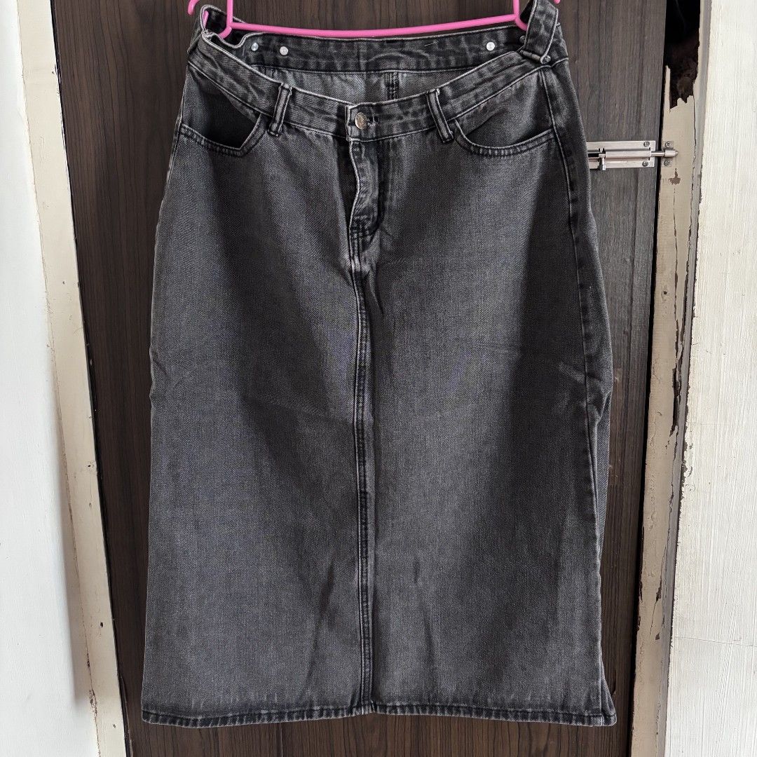black denim maxi skirt (Category: Skirts) located in Caloocan City. Submitted by paucomputer (Listing ID 1463355302, Image 1). Description: w32-34 l30.