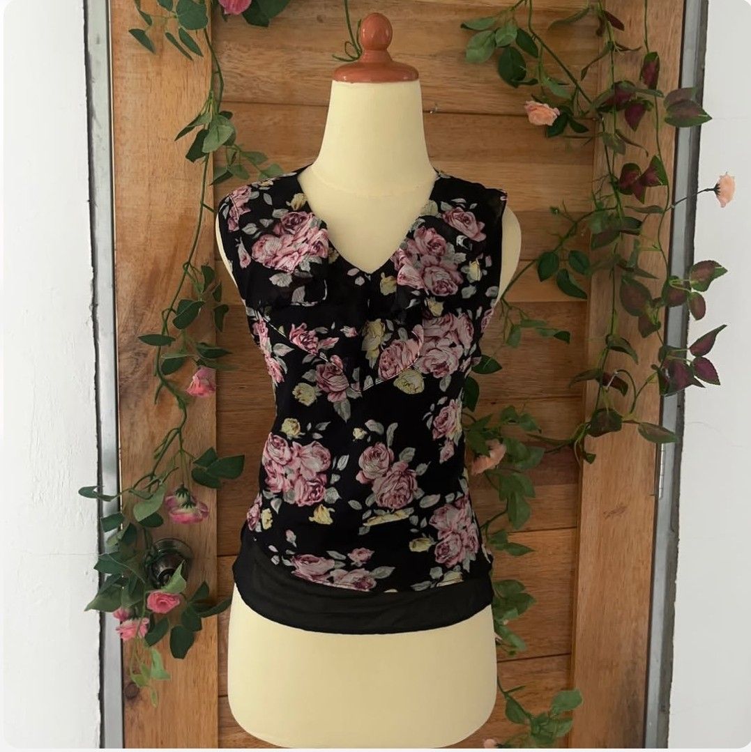 Black Floral Ruffle Top B38 size s-m (Category: Sleeveless) located in Villanueva. Submitted by moth.ph (Listing ID 1463501958, Image 1). Description: Black Floral Ruffle Top B38 size s-m.
