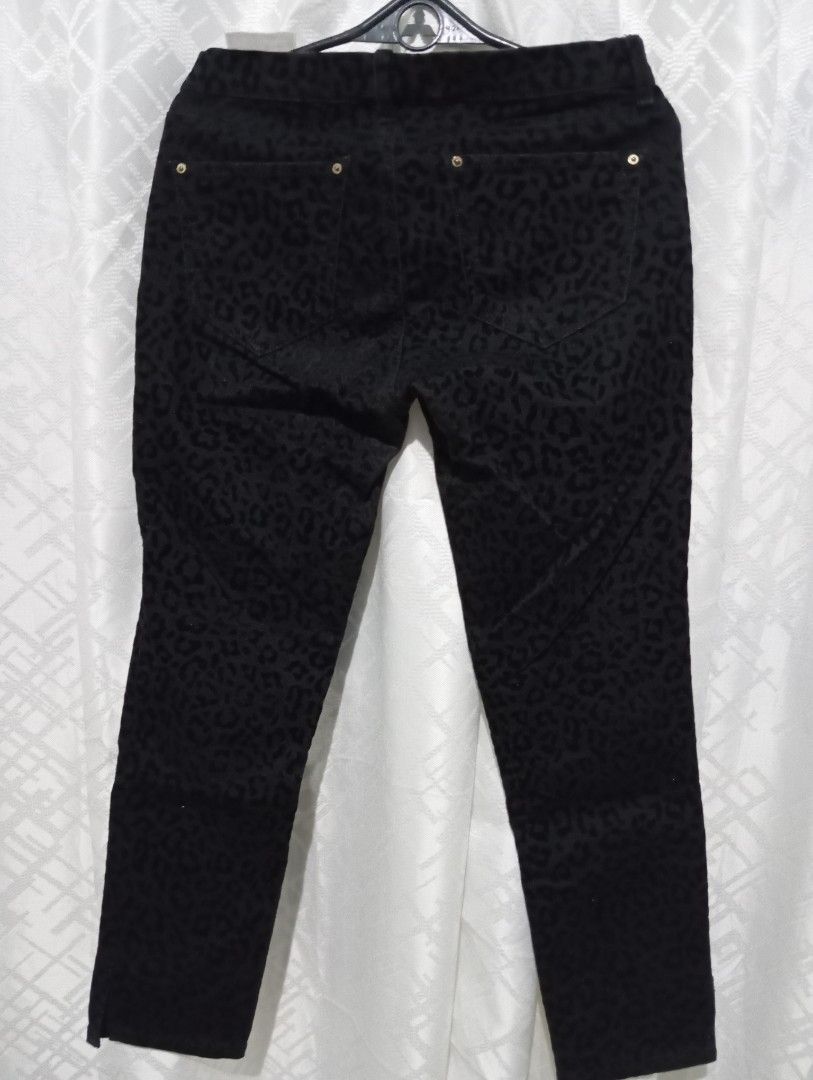 Black Leopard Print Skinny Pants (Category: Jeans) located in Dasmarinas. Submitted by kei05 (Listing ID 1463450635, Image 3). Description: - Black skinny pants with a subtle leopard print - High-waisted fit for a flattering silhouette - Elegant gold button details on front pockets and waistband - Cropped length, ideal for showing off footwear - Versatile: easily dressed up or down for any event Stretchable Waist 30 inches Length 34 inches.