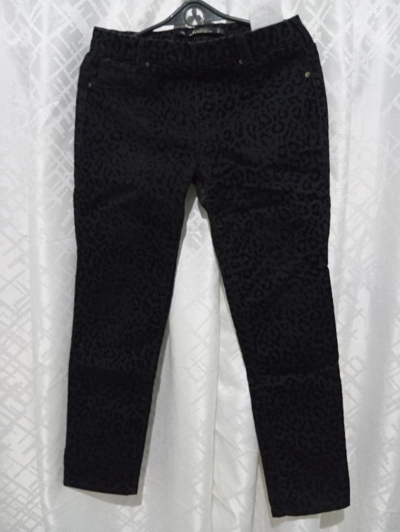Black Leopard Print Skinny Pants (Category: Jeans) located in Dasmarinas. Submitted by kei05 (Listing ID 1463450635, Image 1). Description: - Black skinny pants with a subtle leopard print - High-waisted fit for a flattering silhouette - Elegant gold button details on front pockets and waistband - Cropped length, ideal for showing off footwear - Versatile: easily dressed up or down for any event Stretchable Waist 30 inches Length 34 inches.