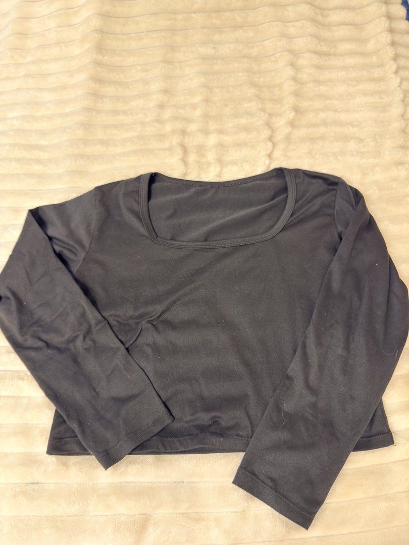 Black Long Sleeve Square Neck Cropped Top (Category: Longsleeves) located in Rizal. Submitted by rianaht (Listing ID 1463404175, Image 3). Description: Basic black long sleeve top - Can fit Large to XL 🌸 RFS: Decluttering 🌸 Delivery only to be shouldered by the buyer. 🌸 Payment via GCash / Maya / Maribank.
