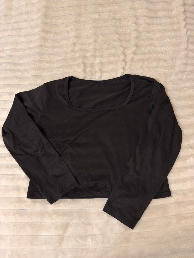 Black Long Sleeve Square Neck Cropped Top (Category: Longsleeves) located in Rizal. Submitted by rianaht (Listing ID 1463404175, Image 2). Description: Basic black long sleeve top - Can fit Large to XL 🌸 RFS: Decluttering 🌸 Delivery only to be shouldered by the buyer. 🌸 Payment via GCash / Maya / Maribank.