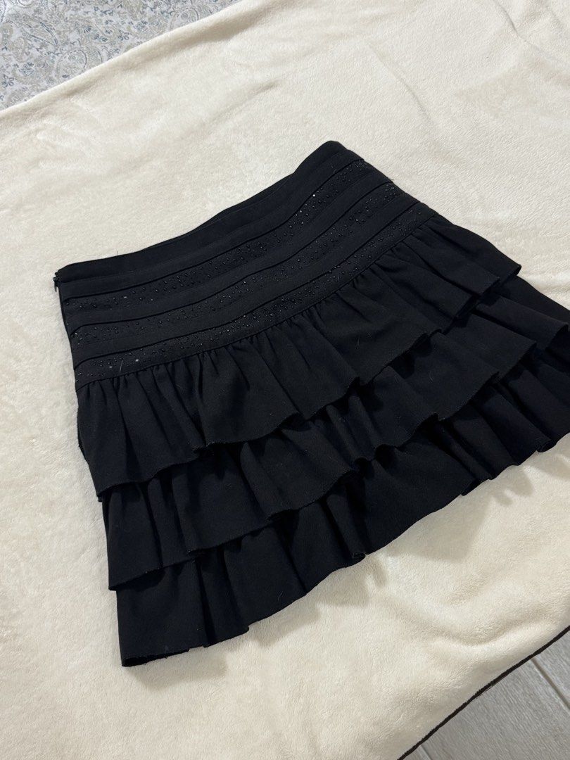 Black Retro Skirt with Ruffles (Category: Skirts) located in Bagac. Submitted by danicruz_ (Listing ID 1463495108, Image 1). Description: - Black Retro Skirt With Ruffles Perfect for Parties and Events - Size Small to Medium - slightly used .