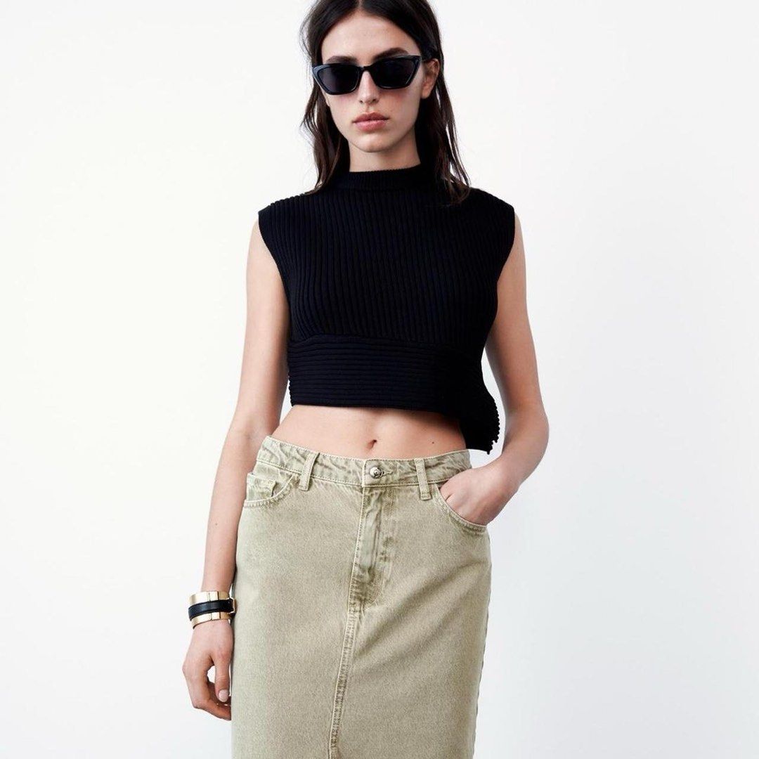 Black Sleeveless Knit Top (Category: Sleeveless) located in Manila. Submitted by flrntsanc17840 (Listing ID 1463402925, Image 1). Description: - Black sleeveless mock neck knit top - Cropped length with ribbed detailing - Asymetric hem. Never been used. Sinukat lang. .