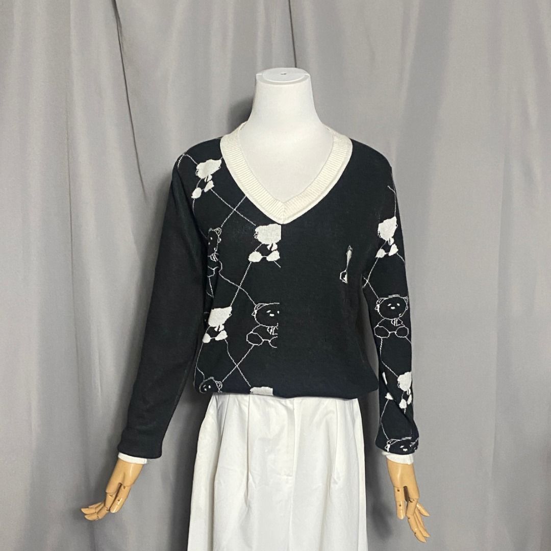 Black V-neck knit sweater (Category: Longsleeves) located in Las Pinas. Submitted by ipickyou (Listing ID 1463477914, Image 1). Description: Unwashed 𝗠𝗲𝗮𝘀𝘂𝗿𝗲𝗺𝗲𝗻𝘁𝘀 𝘄𝗵𝗲𝗻 𝗹𝗮𝗶𝗱 𝗳𝗹𝗮𝘁: -Shoulder to shoulder: 16” -Armpit to armpit: 21” -Length: 22 1/2” .