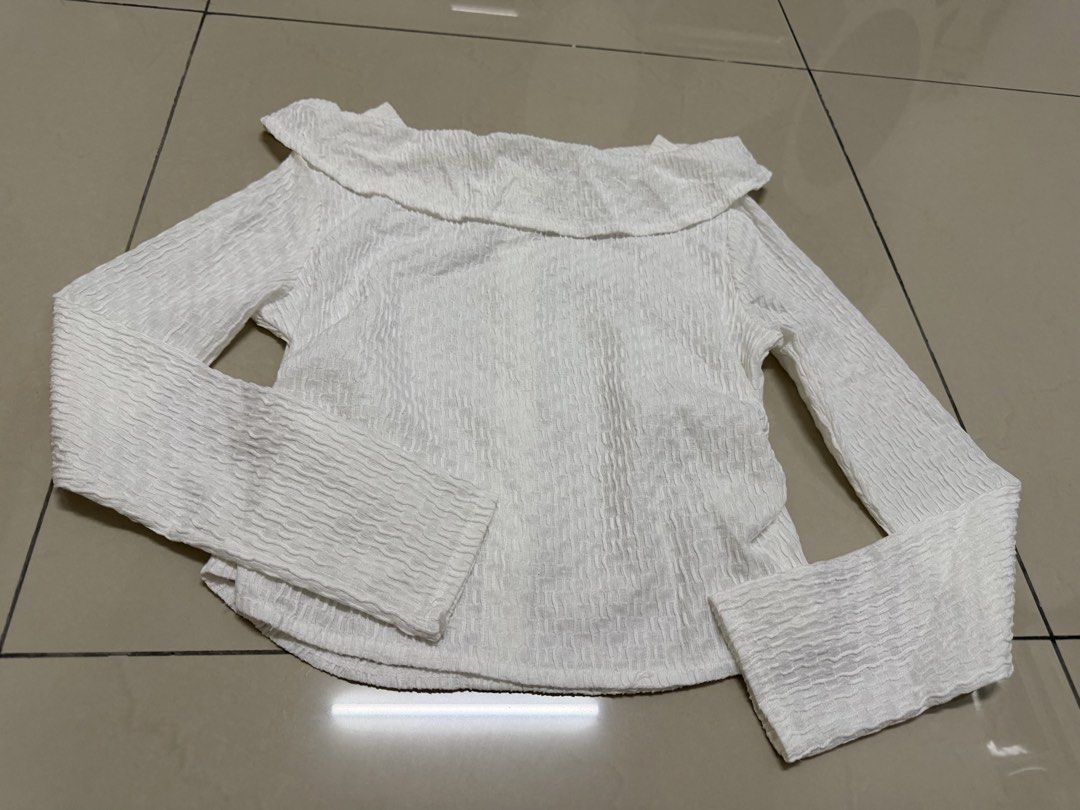 Blouse (Category: Longsleeves) located in Bukit Mertajam. Submitted by ki_ho0n (Listing ID 1463550180, Image 3). Description: Free with any purchase from my listings. Thank you .