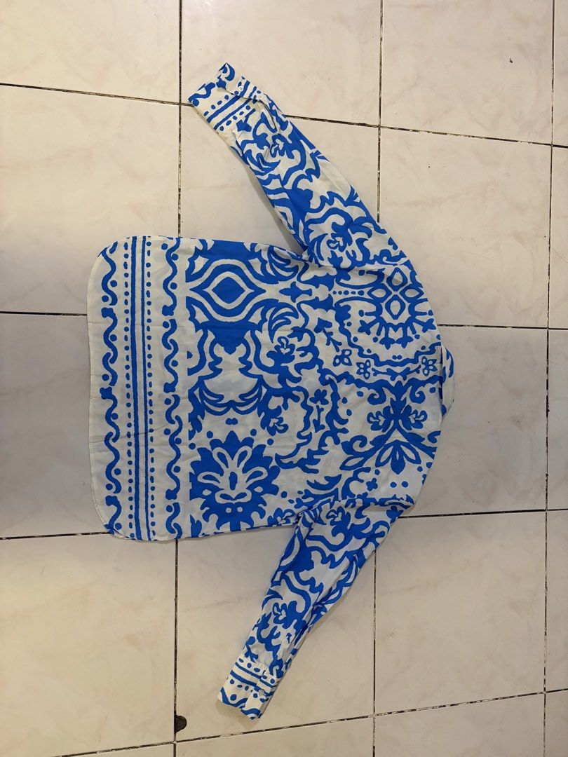 blue and white printed button-down shirt. (Category: Longsleeves) located in Norzagaray. Submitted by phlpld (Listing ID 1463494331, Image 2). Description: .