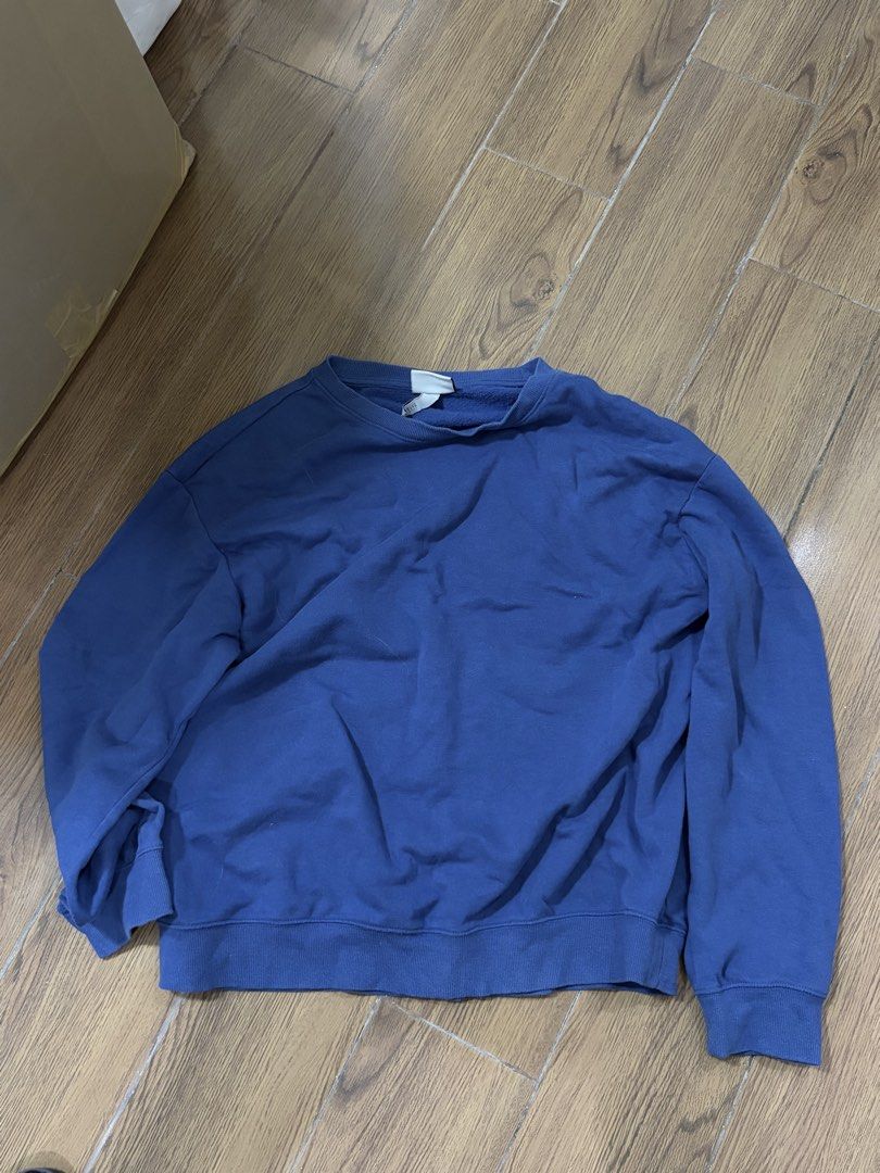 Blue Crewneck Sweatshirt (Category: Coats, Jackets and Outerwear) located in Manila. Submitted by rich028 (Listing ID 1463521404, Image 1). Description: - Comfy blue crewneck sweatshirt - Long sleeves with ribbed cuffs and hem - Soft and comfortable material - Perfect for casual wear - Easy to pair with jeans or shorts.