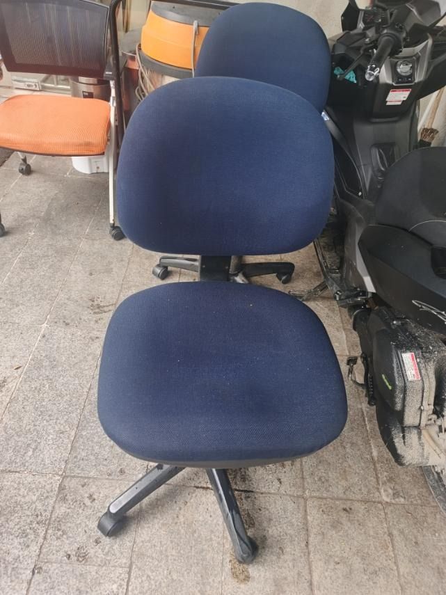 Blue Fabric Office Chair with Wheels (Category: Office Furniture & Fixtures) located in San Pedro. Submitted by cgi.saversplustrading (Listing ID 1463347553, Image 1). Description: - Comfortable blue fabric office chair - Swivel base with wheels for easy mobility - Slightly curved backrest for ergonomic support - Ideal for home or office settings - Shows minor signs of wear but is fully functional.