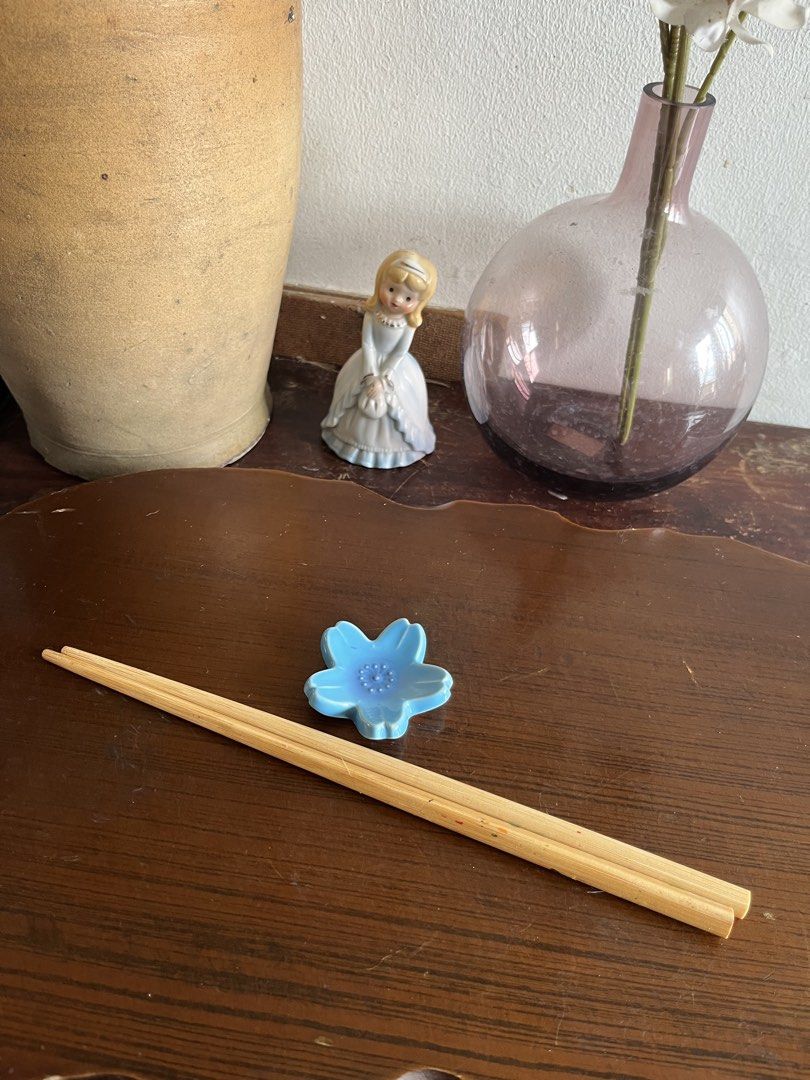 Blue Flower ceramic Chopstick Rest (Category: Other Kitchenware & Tableware) located in Taguig. Submitted by minmin_parker (Listing ID 1463429662, Image 1). Description: - Elegant wooden chopsticks with a beautiful floral pattern. - Includes a charming blue flower-shaped chopstick rest. - Ideal for everyday meals. - Enhances your dining table's aesthetic..
