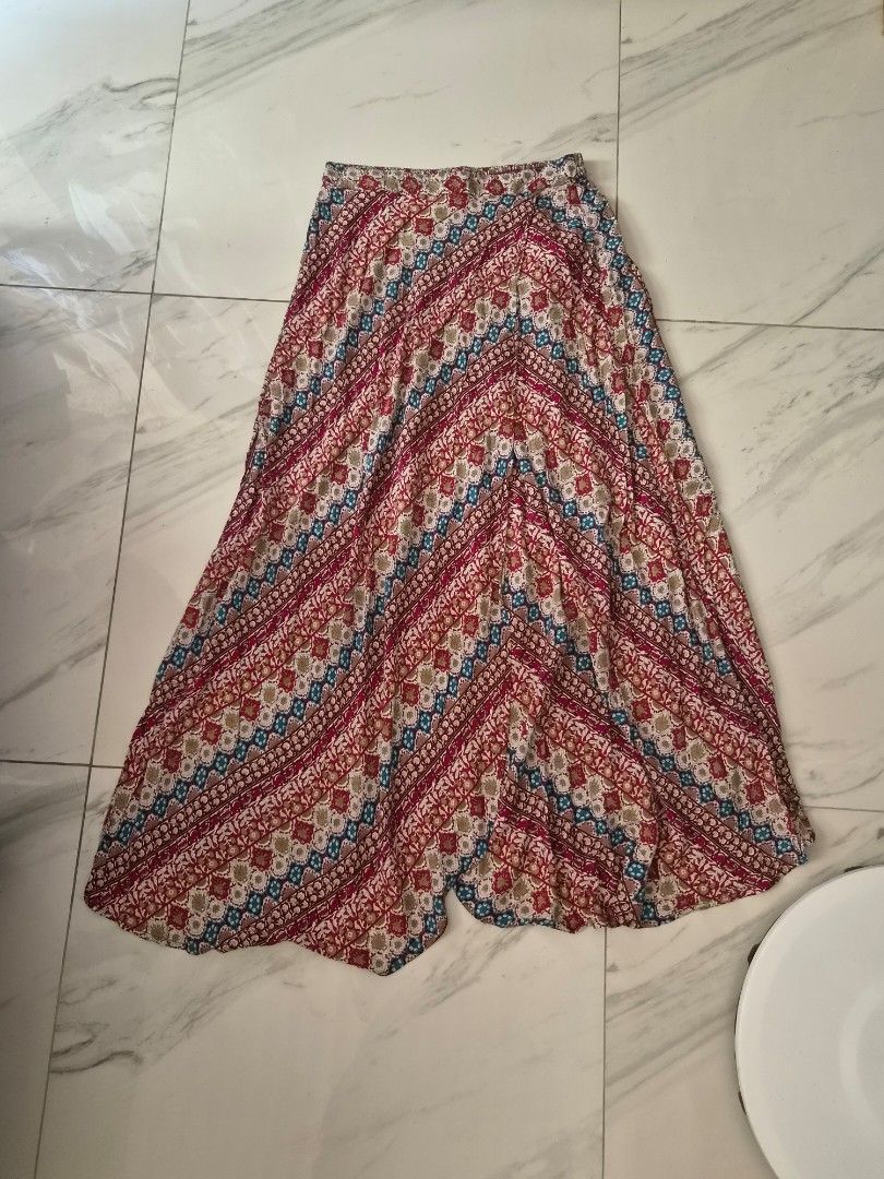 Boho Maxi Skirt with Geometric Pattern (Category: Skirts) located in Butuan. Submitted by vintagefinds.2021 (Listing ID 1463385349, Image 1). Description: .
