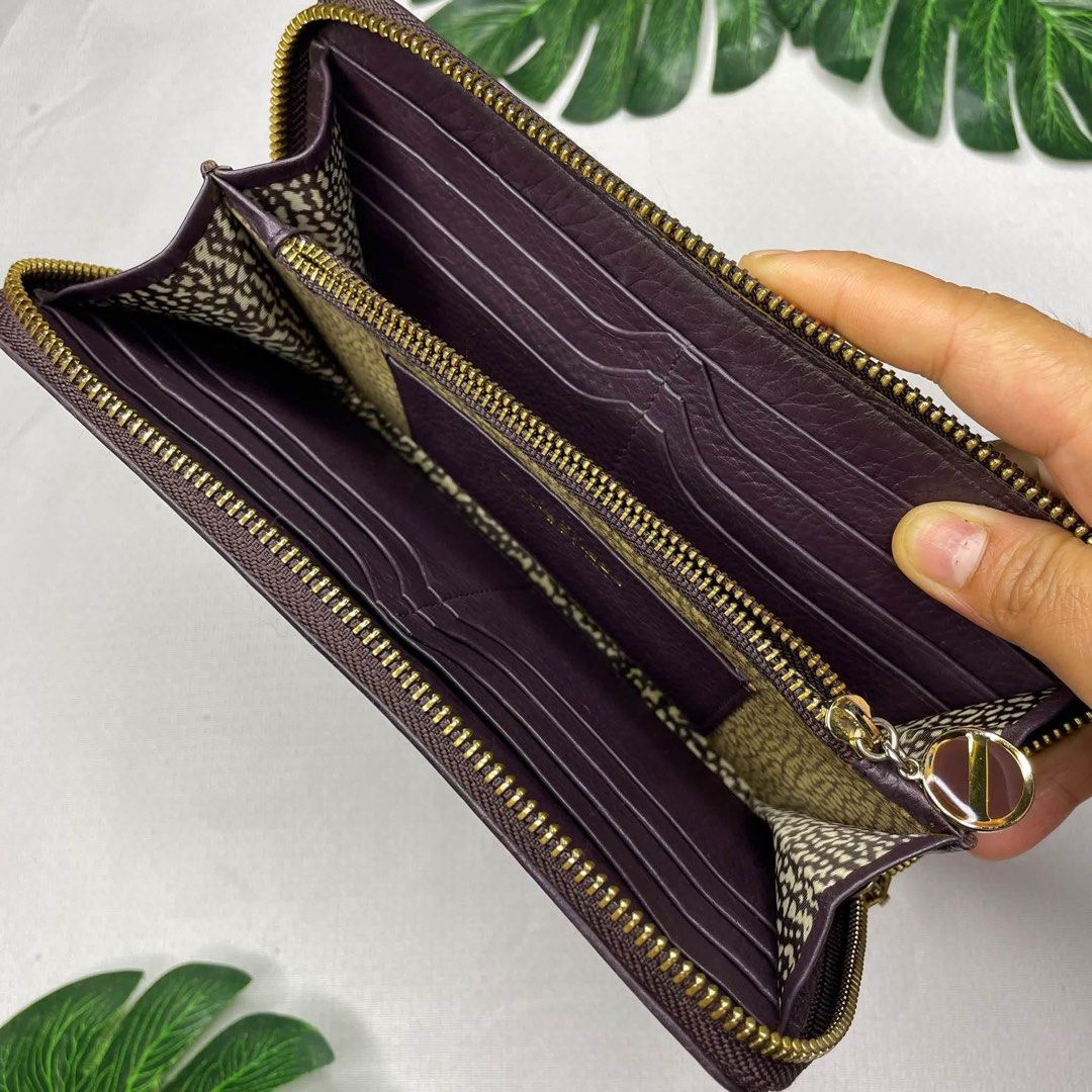 Borbonese Wallet Zip Around (Category: Wallets & Card holders) located in Placer. Submitted by talaalond61563 (Listing ID 1463355988, Image 2). Description: - Classic Borbonese wallet - Features signature Borbonese print - Secure zip-around closure - Ample card slots and compartments - Stylish dark purple interior - Elegant gold-tone hardware and charm - Ideal for everyday use.