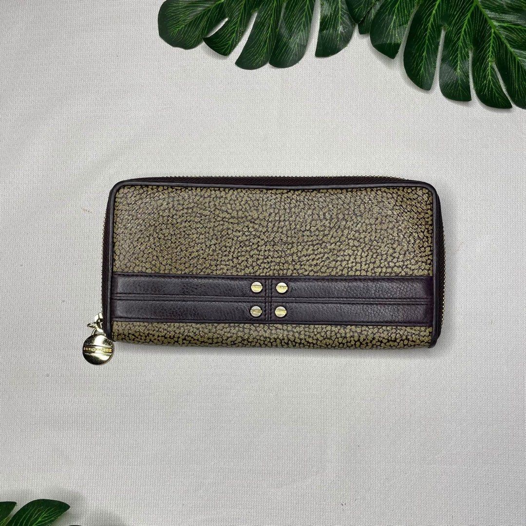 Borbonese Wallet Zip Around (Category: Wallets & Card holders) located in Placer. Submitted by talaalond61563 (Listing ID 1463355988, Image 1). Description: - Classic Borbonese wallet - Features signature Borbonese print - Secure zip-around closure - Ample card slots and compartments - Stylish dark purple interior - Elegant gold-tone hardware and charm - Ideal for everyday use.