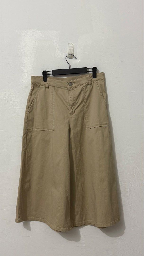 Bossini chino culottes (Category: Other Bottoms) located in Cordova. Submitted by thedecluterrer (Listing ID 1463331366, Image 1). Description: Waist 29-32” Length 31”.