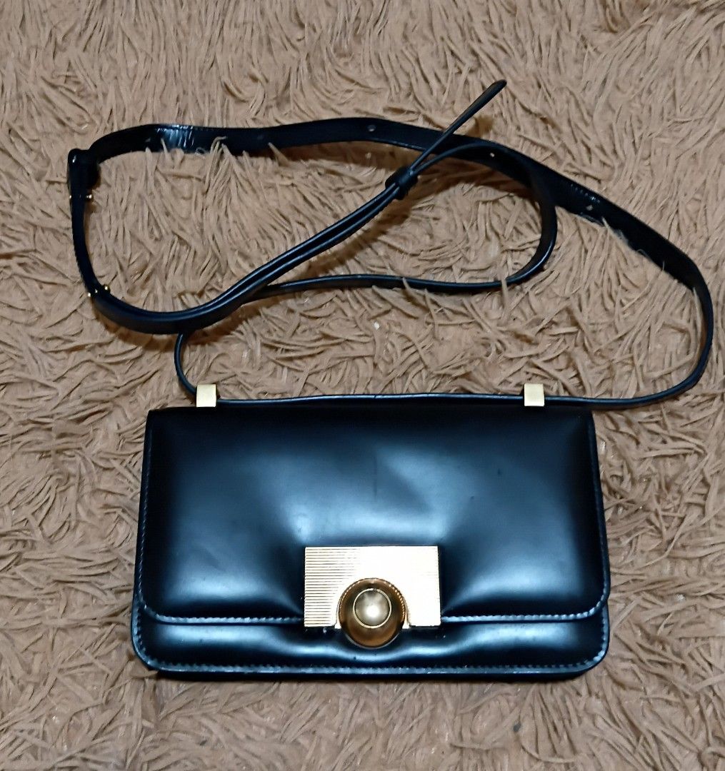 Bottega Veneta (Category: Cross-body Bags) located in Legazpi City. Submitted by nashaiza (Listing ID 1463421217, Image 1). Description: Bottega Veneta Black color coded gold hardware issue hindi masyado kumakagat ung lock MOP: GCash Courier: J&T Express.