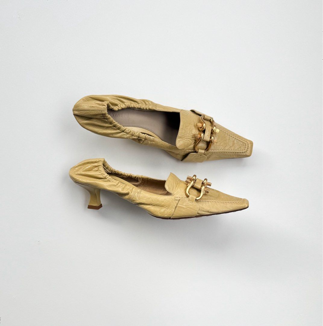 Bottega Veneta (Category: Sneakers & Footwear) located in Davao. Submitted by curatedluxe (Listing ID 1463486171, Image 1). Description: Bottega Veneta Madame Pumps Size 40 Authentic Pair only Visit my profile for more luxury items.