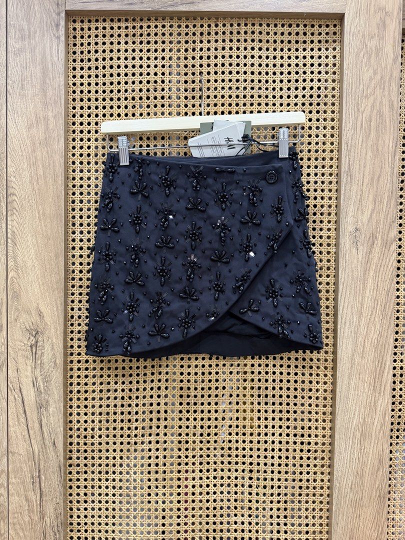 Brand New: H&M sequin mini skirt (Category: Skirts) located in Pasig City. Submitted by jgbeautique (Listing ID 1463441134, Image 1). Description: Original price is 2990 PHP Selling for 55% off RFS: I wouldn’t be able to bring this with me because it is too heavy and I have limited luggage space This is very pretty and classic piece though perfect for a night out with friends, date night and other special occasions.