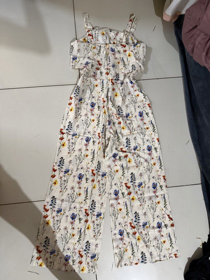 BRANDNEW LOVITO DRESS (Category: Dresses) located in San Isidro. Submitted by cosmic.nikks (Listing ID 1463492166, Image 1). Description: SIZE M-L.