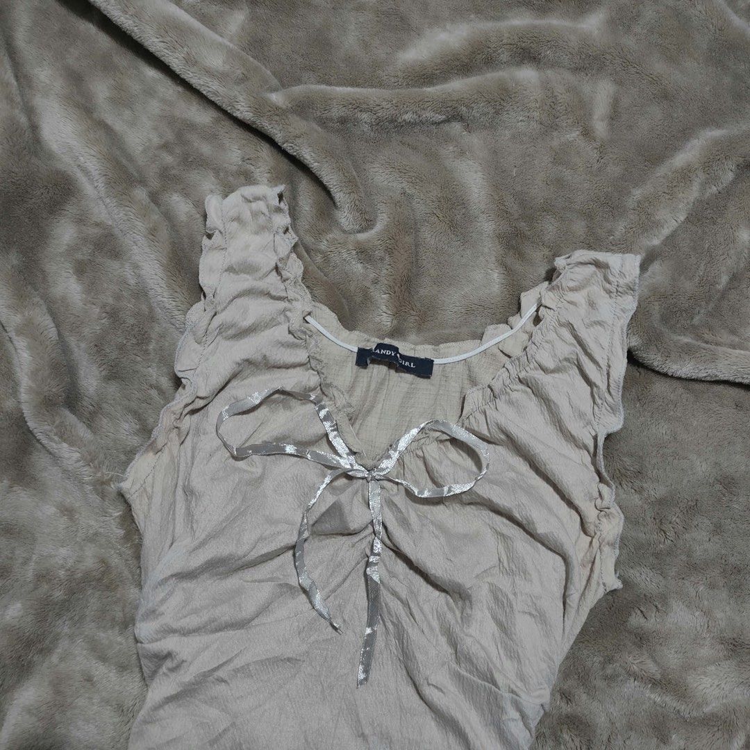 Brandy Melville features Delicate Bow Beige Top (Category: Sleeveless) located in Manila. Submitted by theactualized (Listing ID 1463369871, Image 2). Description: .